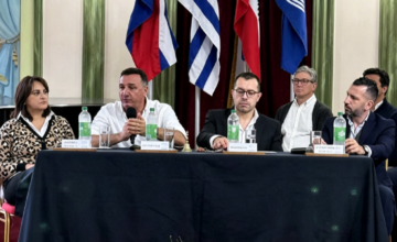 Integrantes del Comité Departamental de Emergencias exponiendo las proyecciones climáticas en la Junta Departamental de Salto.