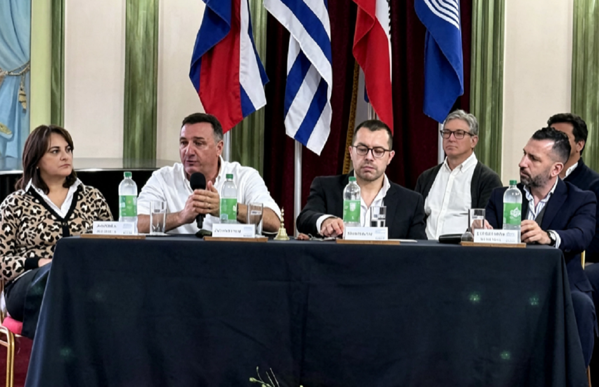 Integrantes del Comité Departamental de Emergencias exponiendo las proyecciones climáticas en la Junta Departamental de Salto.