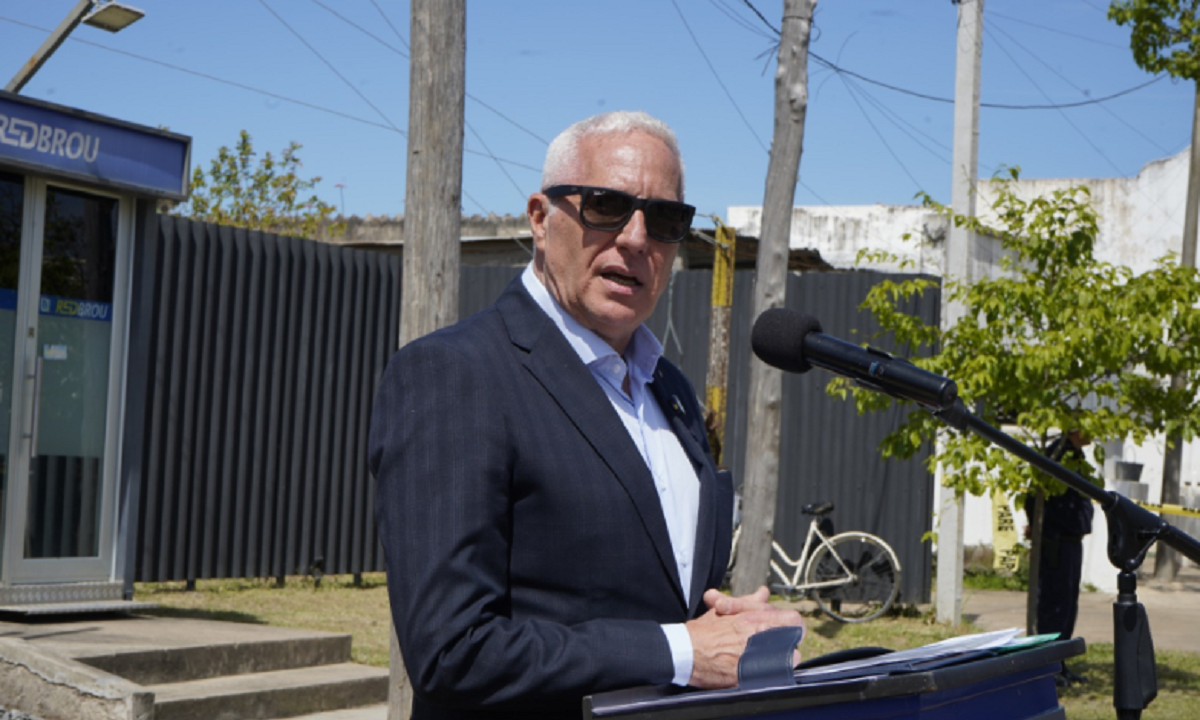 El ministro Carlos Negro respondiendo a los medios de comunicación y vecinos salteños.