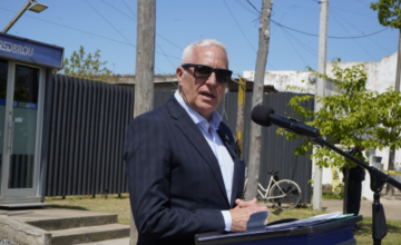 El ministro Carlos Negro respondiendo a los medios de comunicación y vecinos salteños.