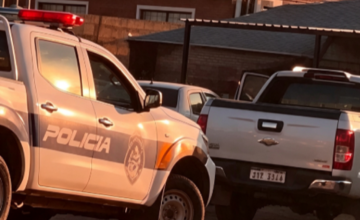Despliegue de móviles policiales y efectivos de seguridad durante un operativo antidrogas en la vía pública.