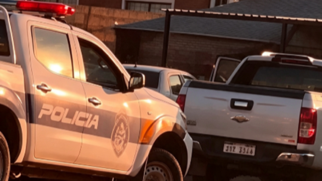 Despliegue de móviles policiales y efectivos de seguridad durante un operativo antidrogas en la vía pública.