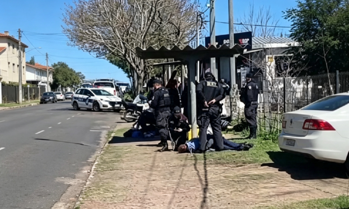 Despliegue de móviles policiales durante el operativo en el barrio Salto Nuevo.