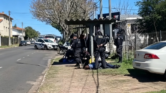 Despliegue de móviles policiales durante el operativo en el barrio Salto Nuevo.