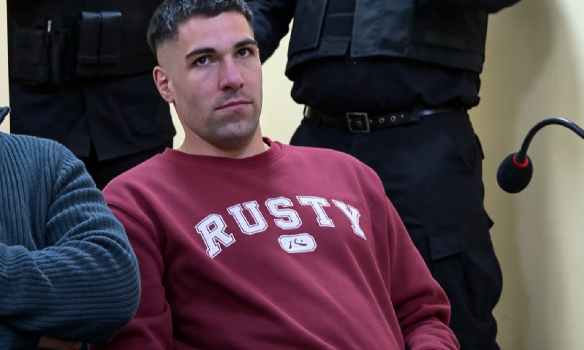 Traslado del imputado bajo custodia policial hacia la audiencia de sentencia.