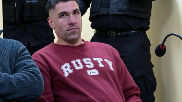Traslado del imputado bajo custodia policial hacia la audiencia de sentencia.