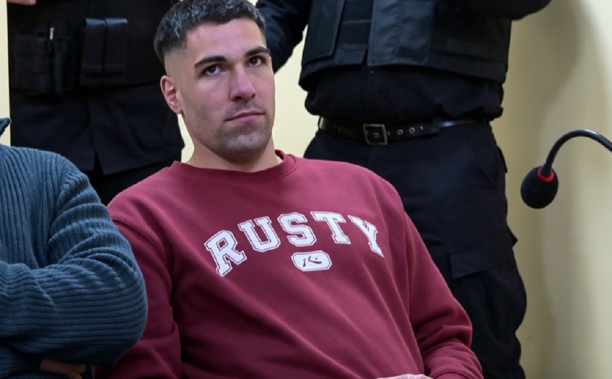 Traslado del imputado bajo custodia policial hacia la audiencia de sentencia.