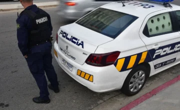 Móvil de la Jefatura de Policía de Salto desplegado tras la violenta rapiña en el comercio.