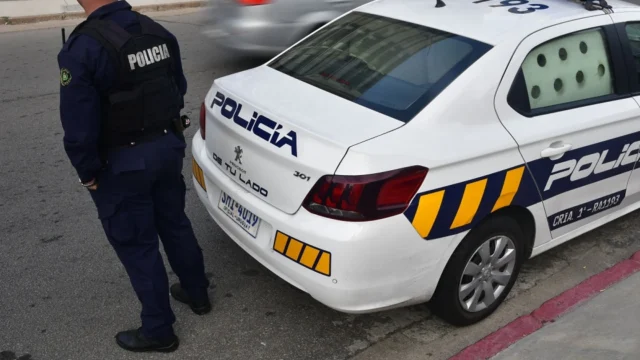 Móvil de la Jefatura de Policía de Salto desplegado tras la violenta rapiña en el comercio.