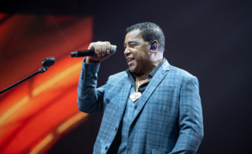 El cantante Luiz Carlos interpretando los clásicos de la banda Raça Negra