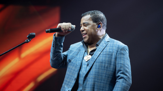 El cantante Luiz Carlos interpretando los clásicos de la banda Raça Negra