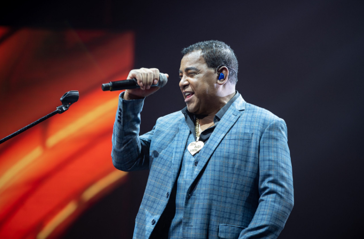 El cantante Luiz Carlos interpretando los clásicos de la banda Raça Negra
