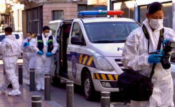 Efectivos de Bomberos y Policía inspeccionando la boca del túnel en la zona bancaria.