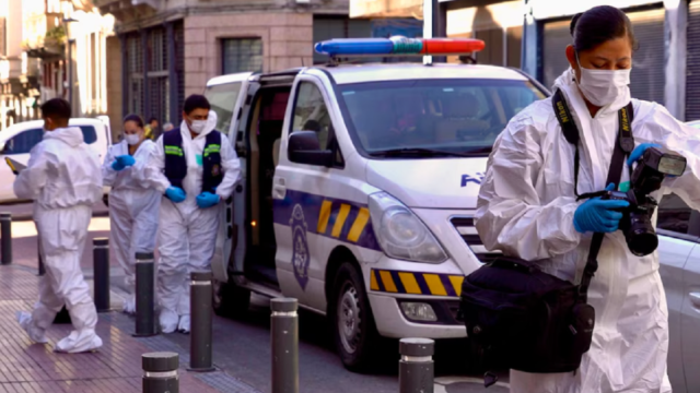 Efectivos de Bomberos y Policía inspeccionando la boca del túnel en la zona bancaria.