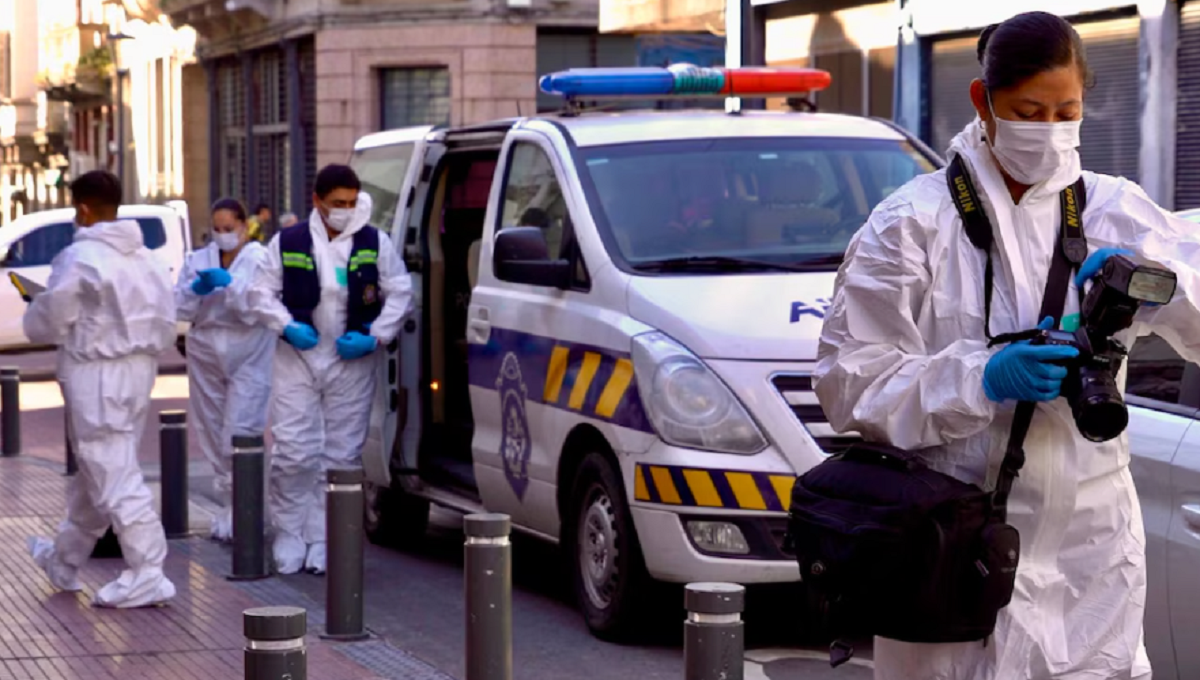 Efectivos de Bomberos y Policía inspeccionando la boca del túnel en la zona bancaria.