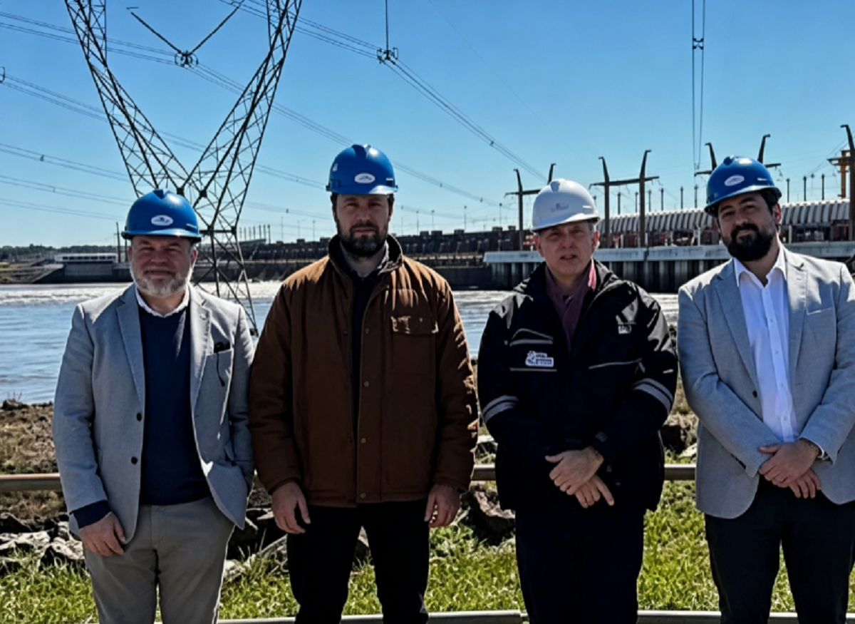Marcelo Sadres junto a autoridades de Salto Grande durante la recorrida por la represa hidroeléctrica.