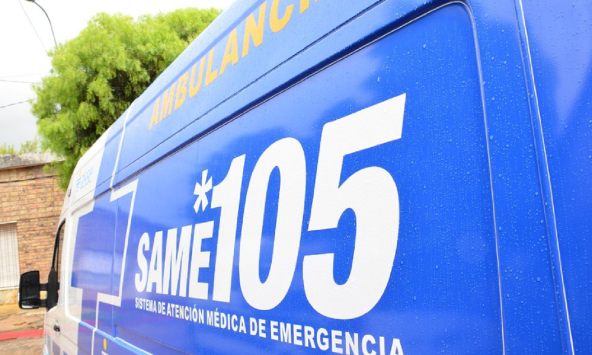 Ambulancia del servicio SAME 105 estacionada frente al Hospital Regional de Salto.