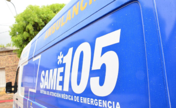Ambulancia del servicio SAME 105 estacionada frente al Hospital Regional de Salto.