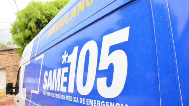 Ambulancia del servicio SAME 105 estacionada frente al Hospital Regional de Salto.