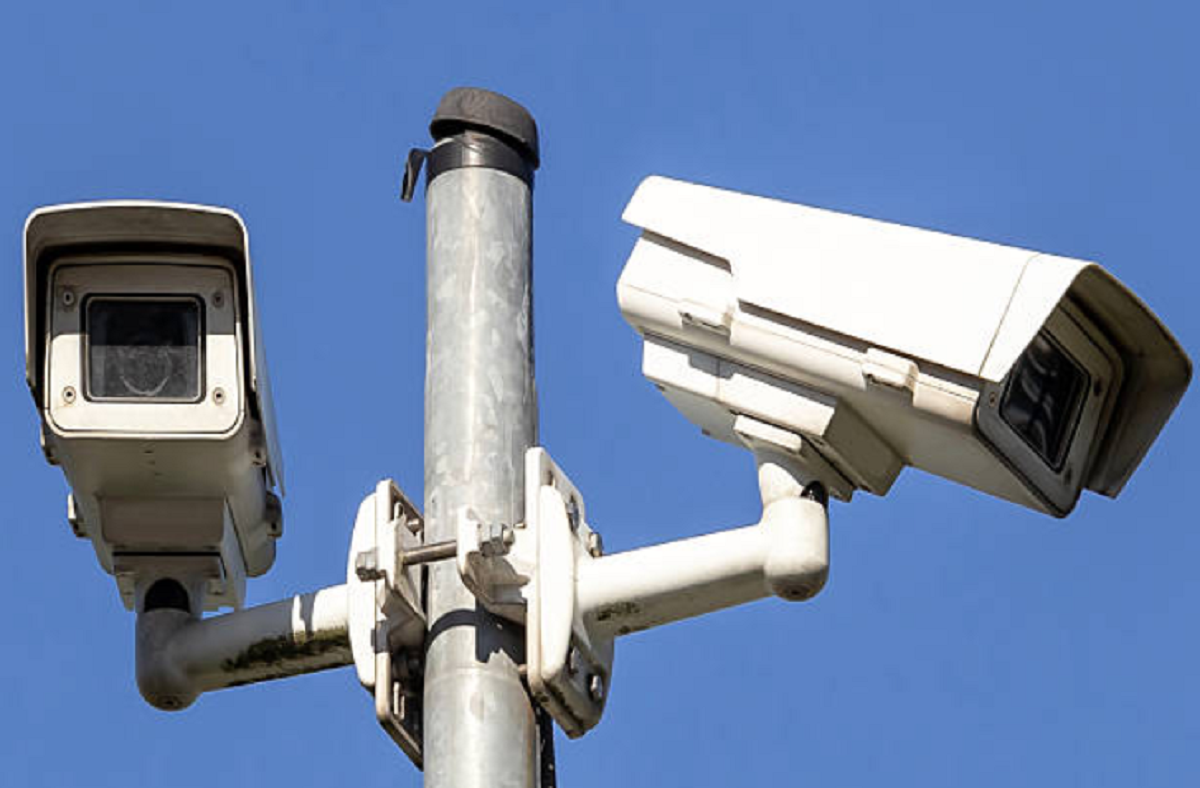 Torres de videovigilancia y cámaras de monitoreo urbano en espacios públicos.