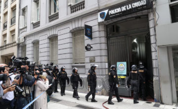 Operativo de las fuerzas especiales afuera de la Alcaidía 1 en el microcentro porteño.