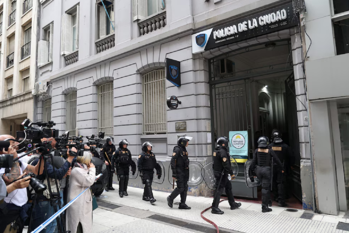 Operativo de las fuerzas especiales afuera de la Alcaidía 1 en el microcentro porteño.