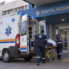Ambulancia trasladando a una persona herida hacia el Hospital Regional Salto.