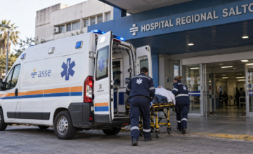 Ambulancia trasladando a una persona herida hacia el Hospital Regional Salto.