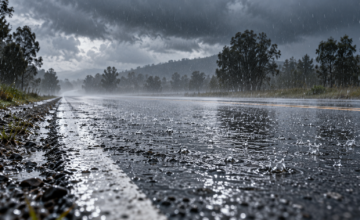 Gotas de lluvia cayendo sobre la ruta durante un día tormentoso