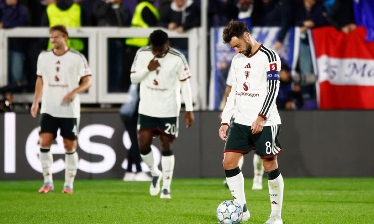 Lisandro Martínez y Michael Carrick en la zona técnica durante un partido del Manchester United