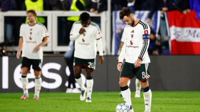 Lisandro Martínez y Michael Carrick en la zona técnica durante un partido del Manchester United