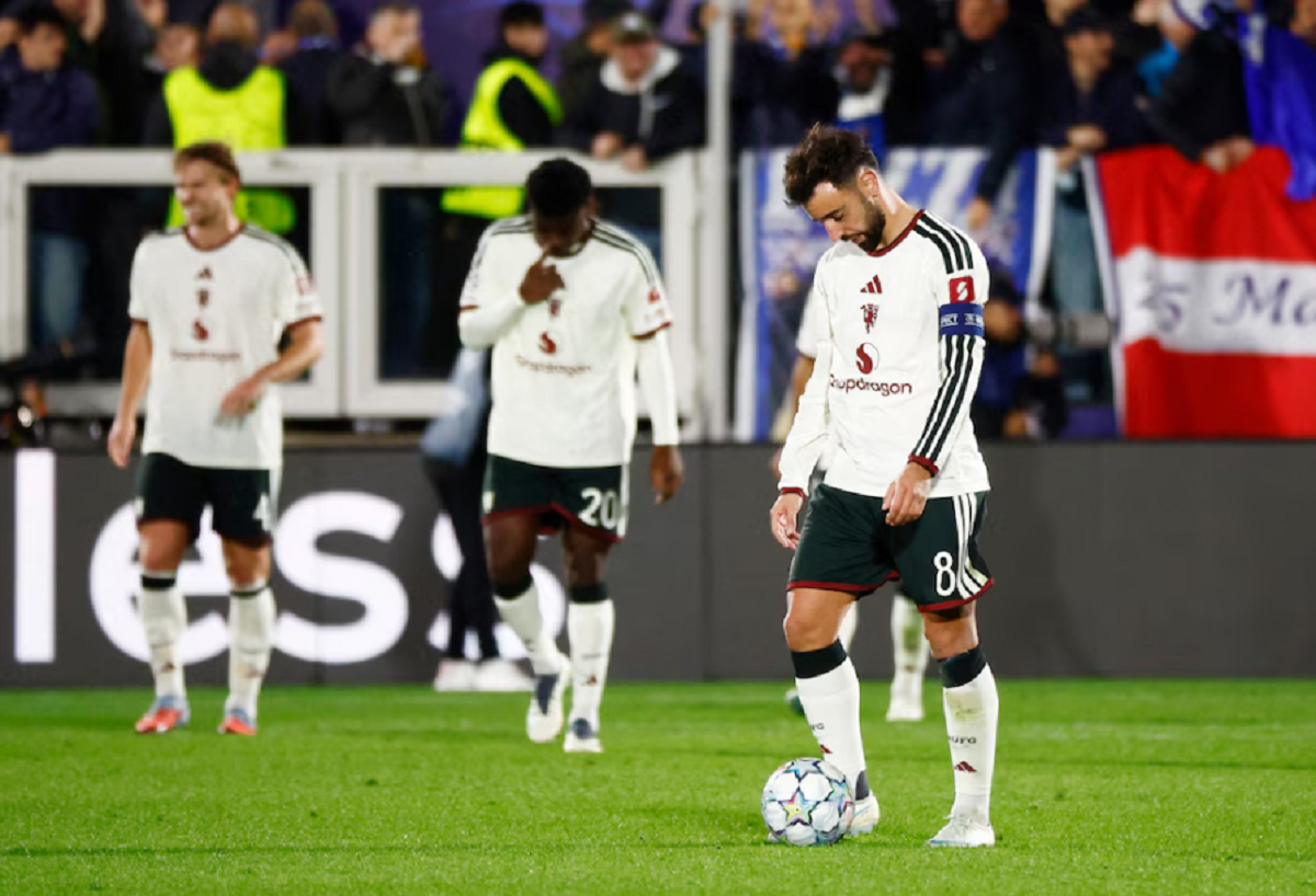 Lisandro Martínez y Michael Carrick en la zona técnica durante un partido del Manchester United