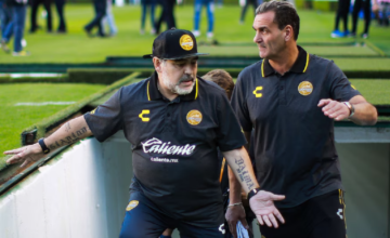 Diego Armando Maradona sonriendo durante un entrenamiento de Dorados de Sinaloa.