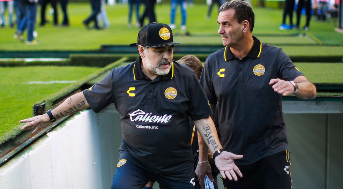 Diego Armando Maradona sonriendo durante un entrenamiento de Dorados de Sinaloa.