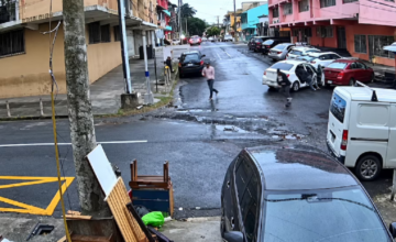 Captura de video de seguridad mostrando la huida de dos atacantes en Perejil.