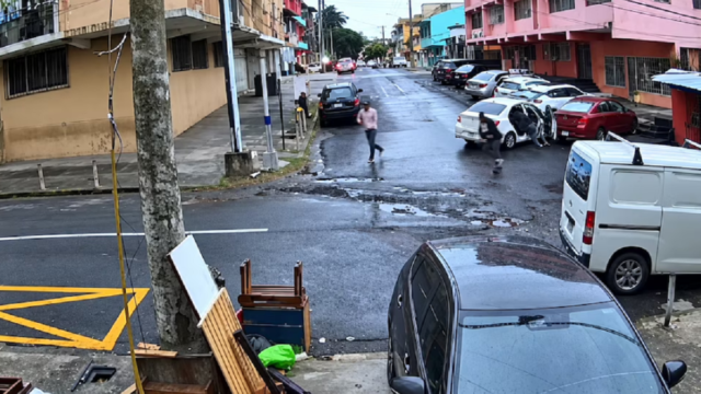 Captura de video de seguridad mostrando la huida de dos atacantes en Perejil.