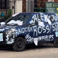 Un automóvil apareció cubierto de pintadas con acusaciones de infidelidad y papeles adheridos a la carrocería en Salto. El episodio generó versiones sobre un presunto conflicto sentimental, aunque se desconocen las circunstancias y quién provocó los daños.
