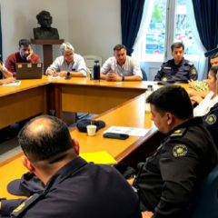 Integrantes del Cecoed reunidos en una mesa de trabajo coordinando operativo de emergencia en Salto.