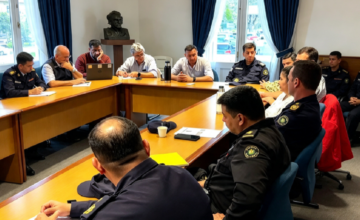 Integrantes del Cecoed reunidos en una mesa de trabajo coordinando operativo de emergencia en Salto.