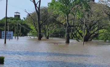 El río Uruguay crecido cubriendo la franja costera de la ciudad de Salto.