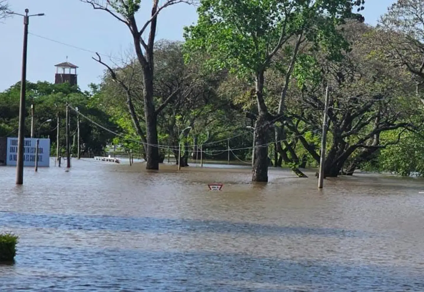 El río Uruguay crecido cubriendo la franja costera de la ciudad de Salto.