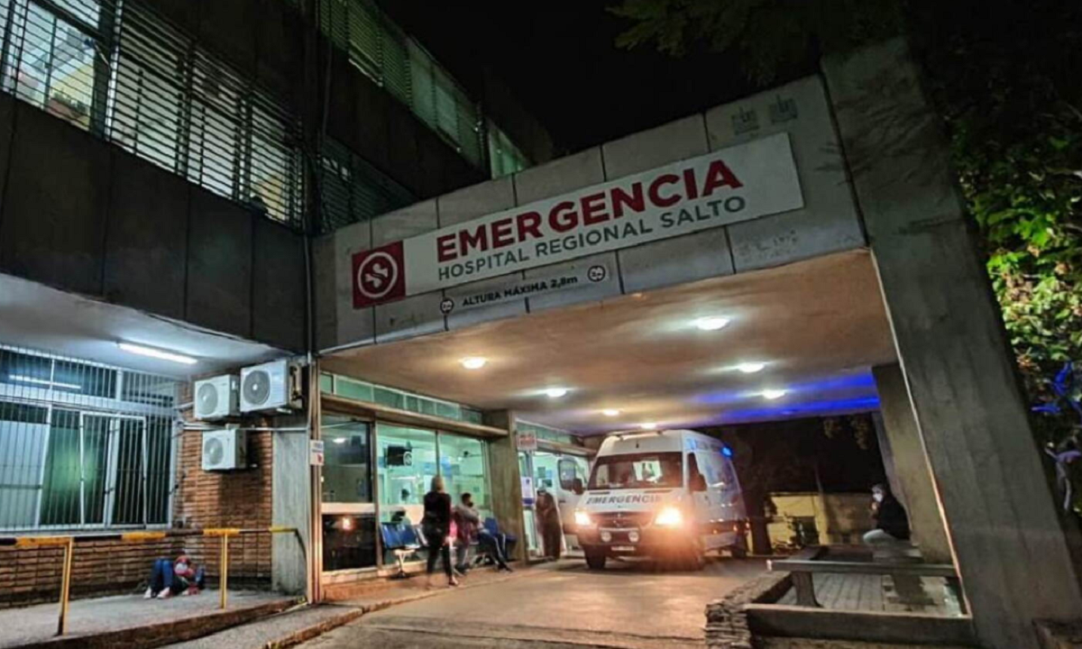 Entrada principal de la puerta de emergencia del Hospital de Salto con ambulancia estacionada.