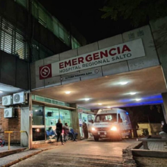 Entrada principal de la puerta de emergencia del Hospital de Salto con ambulancia estacionada.