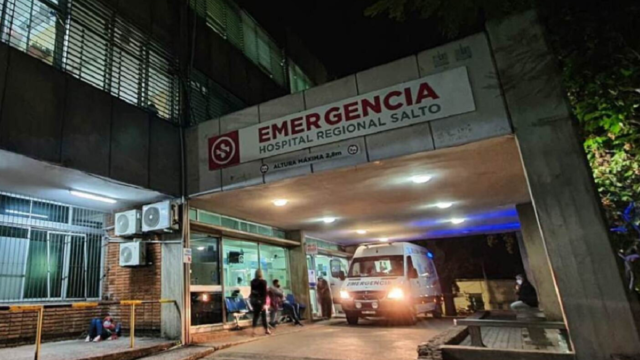 Entrada principal de la puerta de emergencia del Hospital de Salto con ambulancia estacionada.