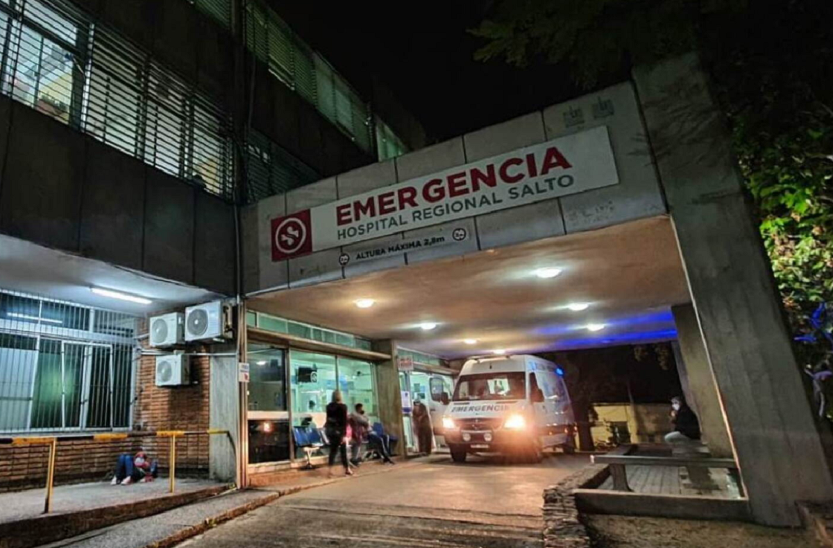 Entrada principal de la puerta de emergencia del Hospital de Salto con ambulancia estacionada.