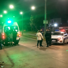 Móvil de la Policía de Salto en un operativo de tránsito nocturno.