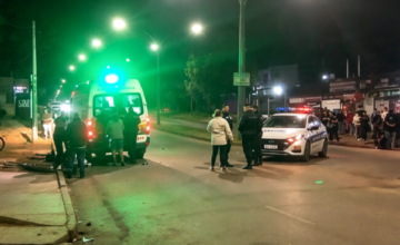 Móvil de la Policía de Salto en un operativo de tránsito nocturno.