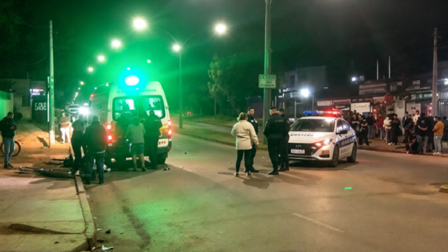 Móvil de la Policía de Salto en un operativo de tránsito nocturno.