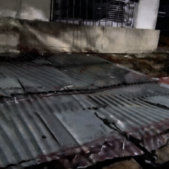 Estructura de techo metálico de gran tamaño caída sobre el pavimento en una calle céntrica de Salto.