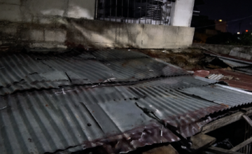 Estructura de techo metálico de gran tamaño caída sobre el pavimento en una calle céntrica de Salto.